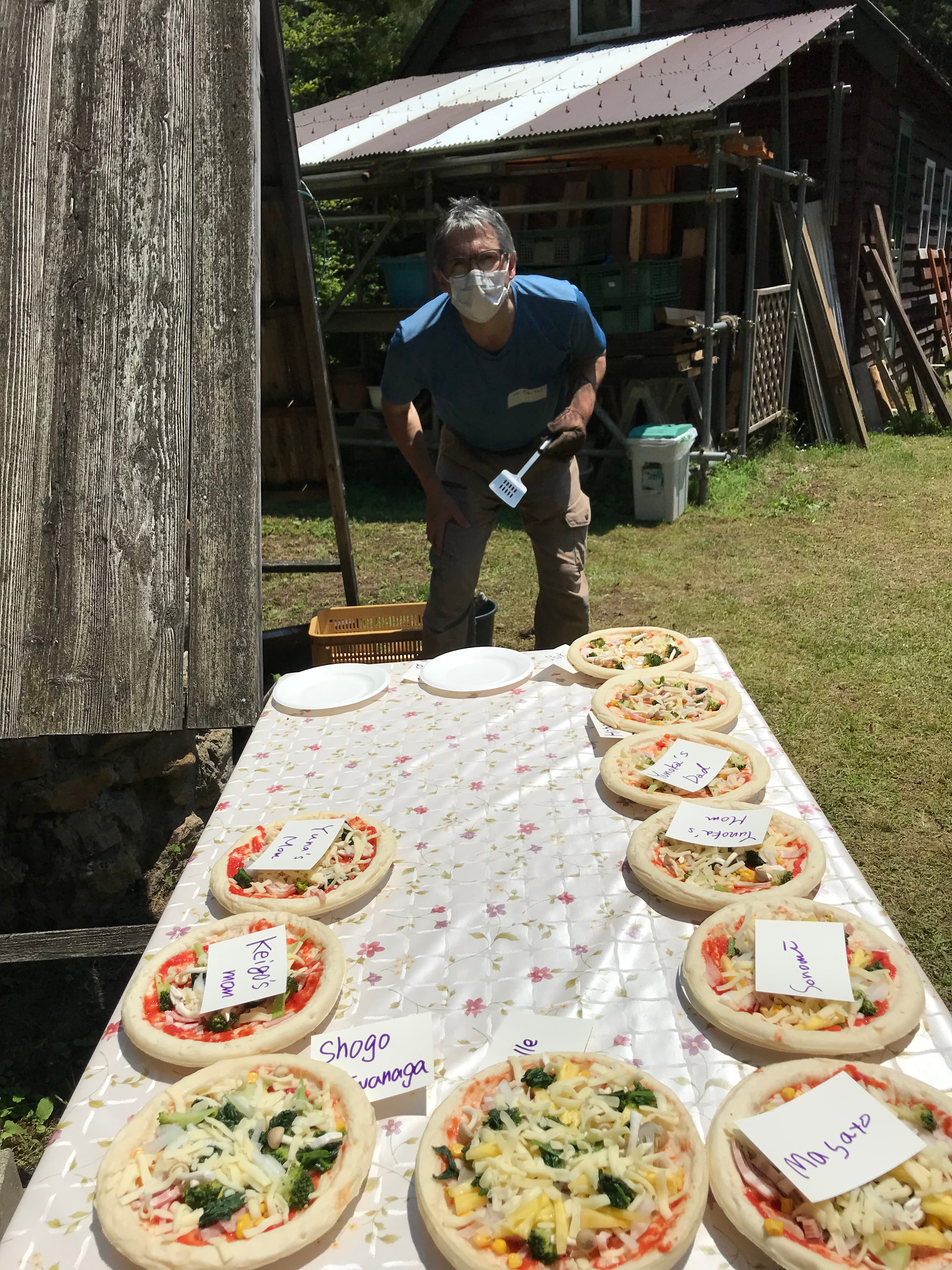 普段は英語の先生・・・今日はピザ焼き職人！